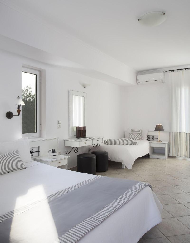 Iris Beach Hotel Monemvasía Екстериор снимка